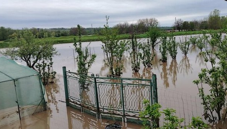 Над 100 къщи са наводнени с 2-3 метра вода след