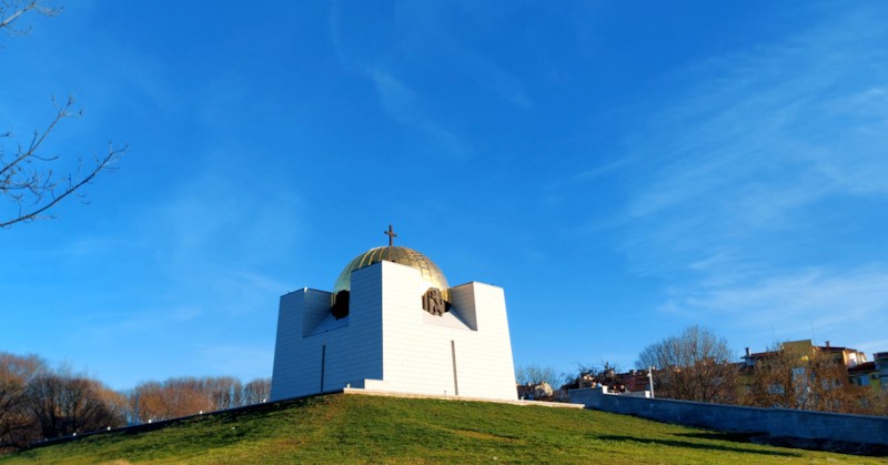 Кръгла маса и светещи в червено сгради - как България
