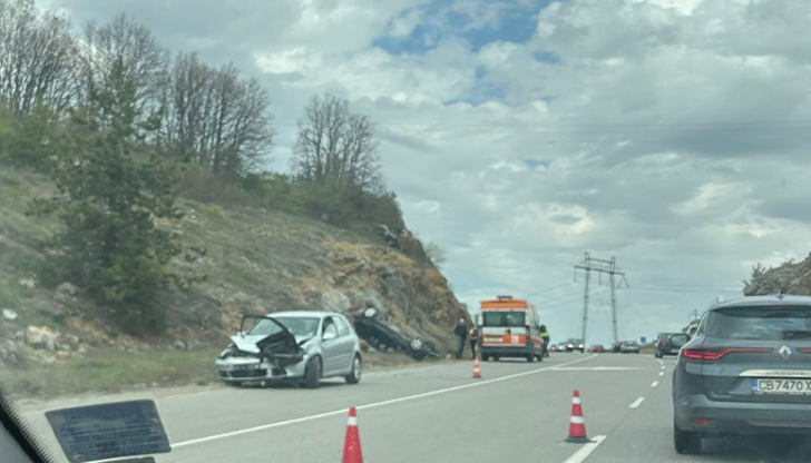 От удара вратата на обърналия се автомобил се е откъснала