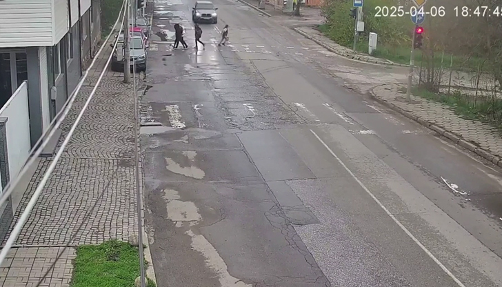 Шофьор премина на червен светофар и за малко не помете