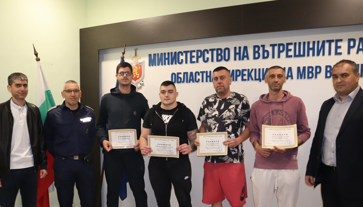 Младите мъже получиха признание за проявена доблестВ борбата с телефонните