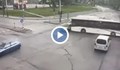 Автобус помете кола на кръстовище в София