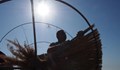 Майстори от Стралджа ръчно плетат тръстикови чадъри за варненските плажове