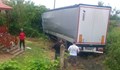 ТИР влетя в двора на къща в село Арчар