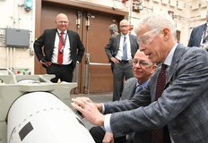 Министър Крис Райт постави печат на оръжието в церемония в