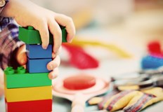 Хиляди семейства чакат месеци наред обещаните от държавата париРодители на