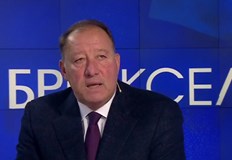 Бившият военен министър смята че Путин само имитира готовност за