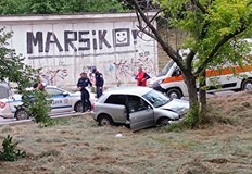 38 годишна шофьорка и нейна спътница са с леки наранявания след