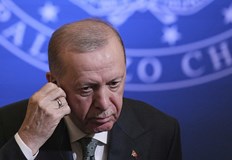 Критици смятат че промените ще му позволят да остане на