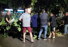 Доброволци разчистват щетите програмата продължава в читалищетоСилна буря с градушка