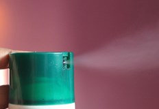 Агресорът избягал след инцидента търсят се свидетелиМлад мъж напръска семейство