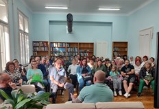 Писателят събра почитатели на музика и литература и им представи