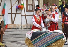 Японски медии снимат филми за уникалните капански традицииПанаирът на киселото