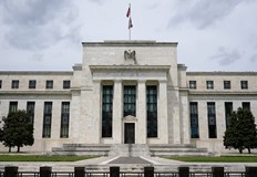 Митата на Тръмп забавят плановете за облекчаване на паричната политикаФедералният