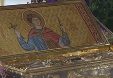 Хиляди чакат с часове пред лозенската църква реликвата остава до