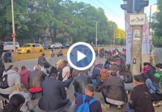 Протестиращи запалиха свещи на мястото където загинаха двамата младежиПротест в