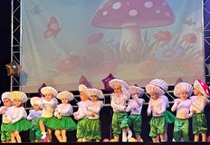 Заместник кметът Енчо Енчев връчи поздравителен адрес на директорката Даниела ПетроваВ