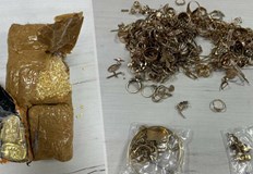 Златото е било скрито под коланите на дънките на двамата