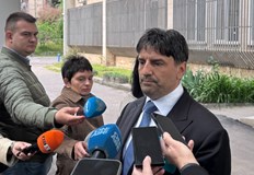 Проследявали жертвите с месеци преди покушението избягали с кола с