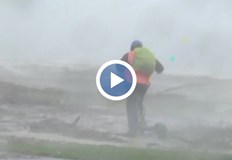 Жителите на столицата Уелингтън са предупредени да не напускат домовете