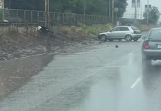 Вдлъбнатина на пътя и локва след дъжда са вероятната причина