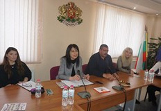 Мариета Петрова подготвя мерки срещу бездомните кучета в Две могилиКметът