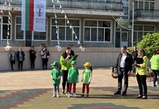 Нова настилка и безопасни зони за игра радват децата в