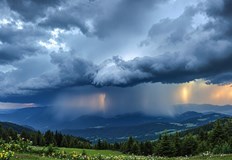 Облачен фронт носи валежи и гръмотевициДнешният ден започва с хладно