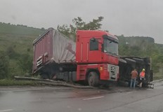 Ремаркето на камиона пропадна частично в канавкатаТежкотоварен автомобил се завъртя