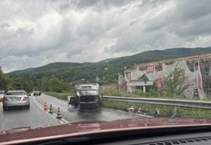 Пожарникари разрязаха смачкания автомобил за да извадят шофьораТежка катастрофа затрудни