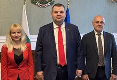 Народната представителка се снима с Делян Пеевски в неговия кабинетНародната