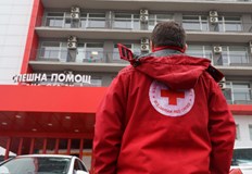 Близки на починалото дете счупиха стъкло на вратата на детското