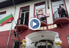 Абитуриенти се спуснаха с рапели от покрива на училищеСедемнадесет абитуриенти