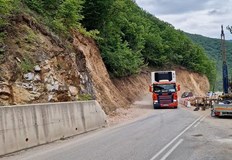 Десетки рискуват живота си по неукрепения участъкТирове камиони автобуси и