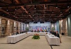 След час и половина разговори предстои първата директна среща между