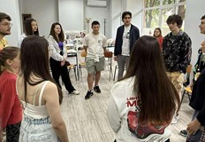 Известната актриса посвещава инициативата на борбата със зависимостите сред младите