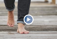 Терапевт обясни ползите от ходенето без обувкиХоденето бос има способността