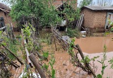 Дворове на къщи са наводнени след валежа в русенското селоПороен