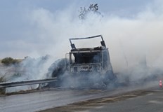 Движението е пренасочено през Пампорово в района вали снягТежкотоварен автомобил