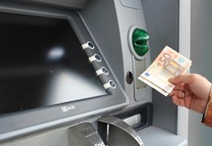 Банките в Испания блокират тегления над 3000 евро без данъчно