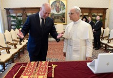 Премиерът подари на папата специално изработен омофор с християнски символи