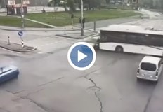Видеозаписи от мястото показват силата на удара между превозните средстваТежка
