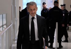 Осъденият бивш президент носеше гривната от февруари тази годинаНикола Саркози