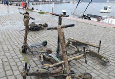 Доброволци от клуб Скуба4старс почистиха дъното край Морската гара на