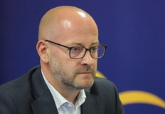 Според евродепутата действията на президента отслабват позициите на България в