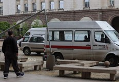 Превозното средство с надпис УМБАЛСМ Н И Пирогов катастрофира в центъра на