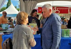 Лауреатът на Букър раздаде автографи на Пролетния панаир на книгата