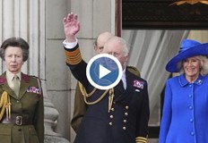 Крал Чарлз III наблюдава тържествения парад за 80 години от