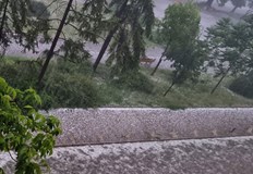 Месечните температури са с отклонение до 2 5 градуса а валежите