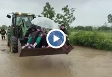 400 души са евакуирани стихията застрашава и уникална солна минаБлизо